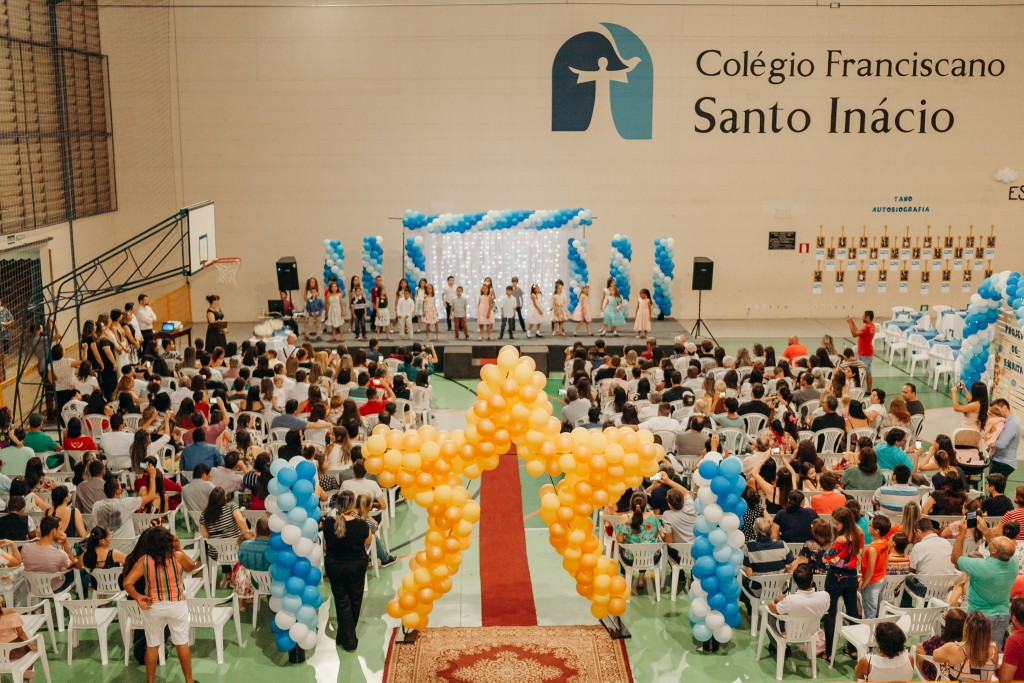 Estudantes do 1° e 3º ano lançam livros autorais em uma noite mágica de autógrafos