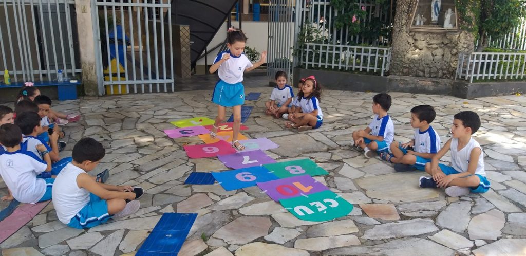 "Amarelinha é uma brincadeira fácil pra dedéu!"