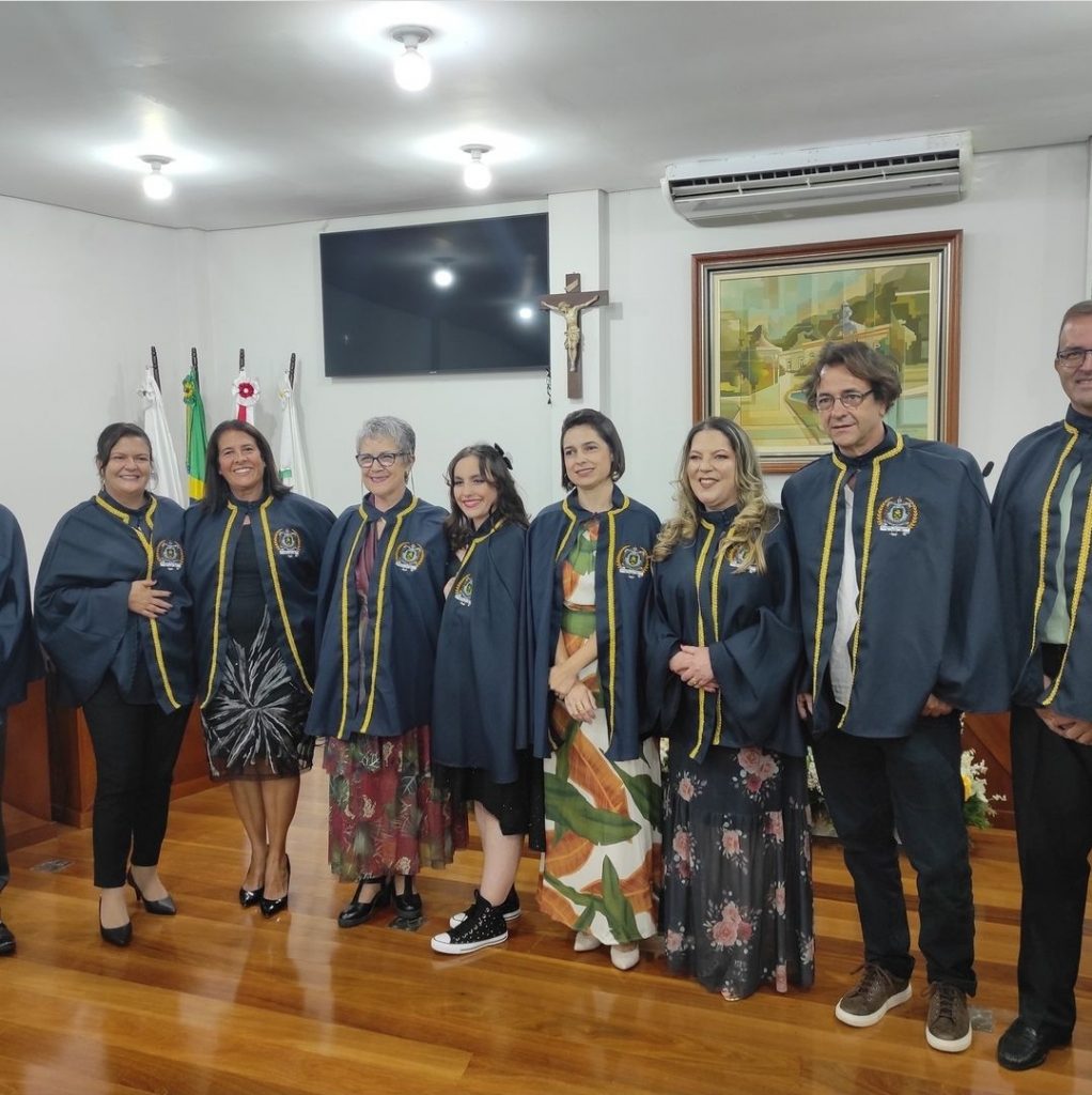 Professora do Colégio Franciscano Santo Inácio é empossada na Academia Caxambuense de Letras