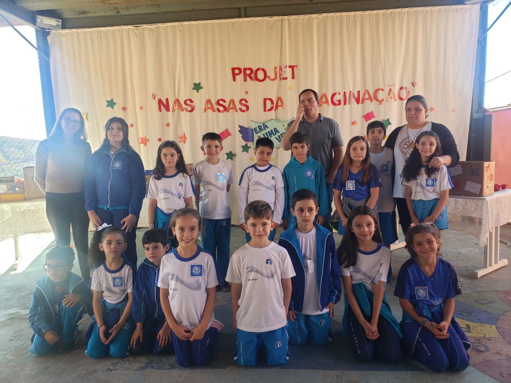 Representantes do Colégio Santo Inácio entregam livros à APAE